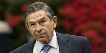 In 2007, Paul Wolfowitz ignites a dispute over clothing at a Turkish mosque.
