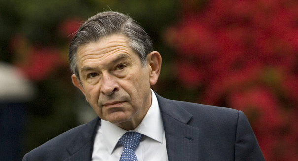 In 2007, Paul Wolfowitz ignites a dispute over clothing at a Turkish mosque.